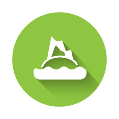 Okyanus ikonundaki beyaz tropikal ada uzun gölgelerle izole edilmiş. Okyanus ve palmiyelerle kaplı bir manzara. Seyahat et. Yeşil daire düğmesi. Vektör.