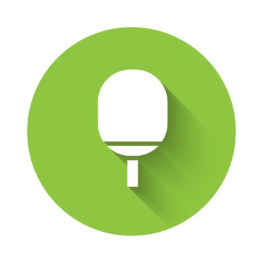 Masa tenisi ikonunu oynamak için beyaz raket uzun gölgeli. Yeşil daire düğmesi. Vektör İllüstrasyonu.