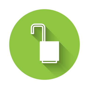 Beyaz Açık asma kilit simgesi uzun gölgeyle izole edildi. Kilit açık işareti. Siber güvenlik kavramı. Dijital veri koruması. Yeşil daire düğmesi. Vektör İllüstrasyonu.