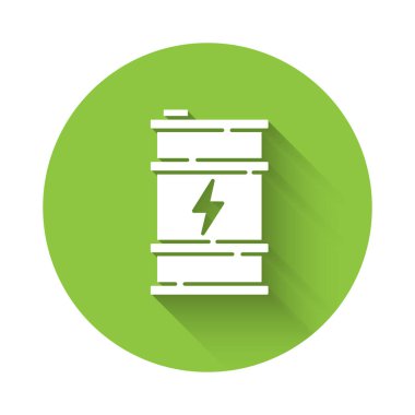 Beyaz Biyolojik yakıt varili ikonu uzun gölgeli izole edilmiş. Çevre biyolojisi ve tüp. Yeşil çevre ve geri dönüşüm. Yeşil daire düğmesi. Vektör.