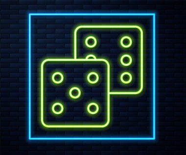 Parlayan neon çizgisi oyun zar simgesi tuğla duvar arka planında izole edildi. Kumarhane kumarı. Vektör.
