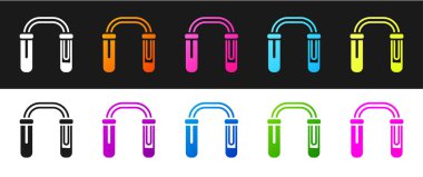 Test tüpünü ve matarayı ayarla - kimyasal laboratuvar test simgesi siyah beyaz arka planda izole edildi. Sıvı transfer sistemi. Laboratuvar cam levhası. Vektör.