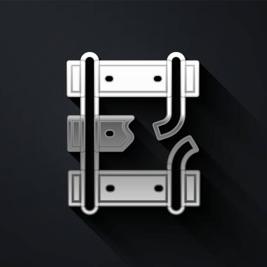 Siyah arka planda izole edilmiş bir demiryolu ikonunun gümüş kırıkları ya da kırık rayları. Uzun gölge tarzı. Vektör.