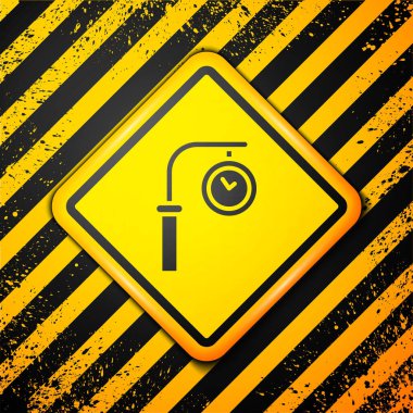 Siyah tren istasyonu saat simgesi sarı arkaplanda izole edildi. Uyarı işareti. Vektör.