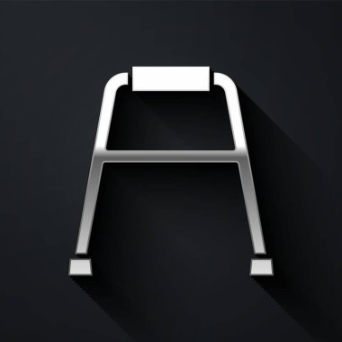 Silver Walker, siyah arkaplanda izole edilmiş engelli kişi simgesi. Uzun gölge tarzı. Vektör.