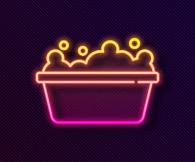 Siyah arka planda izole edilmiş ikonun içinde köpük köpüklü bebek küveti. Vektör.