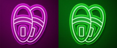 Parlayan neon çizgili Terlik simgesi mor ve yeşil arkaplanda izole edilmiş. Parmak arası terlik işareti. Vektör.