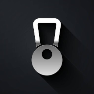 Gümüş Kettlebell simgesi siyah arkaplanda izole edildi. Spor malzemeleri. Uzun gölge tarzı. Vektör.