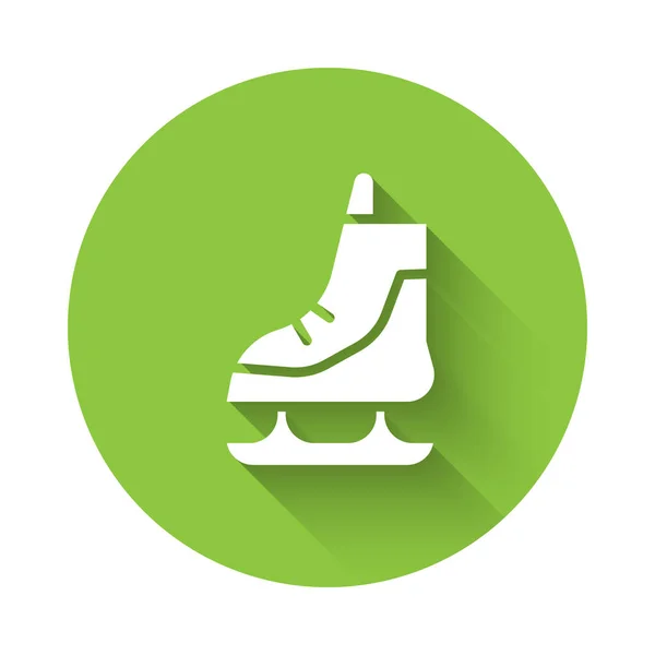長い影で隔離された白いスケートアイコン アイススケートシューズアイコン ブレード付きのスポーツブーツ 緑色の丸ボタン ベクターイラスト — ストックベクタ