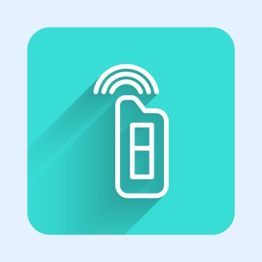 Uzaktan izole edilmiş uzun gölgeli beyaz çizgili araba anahtarı. Araba anahtarı ve alarm sistemi. Yeşil kare düğmesi. Vektör İllüstrasyonu.