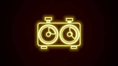 Parlayan neon çizgisi zaman satranç saati simgesi siyah arkaplanda izole edildi. Spor malzemeleri. 4K Video hareketli grafik canlandırması