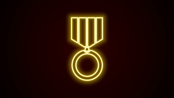 黒の背景に孤立したネオンラインメダルアイコンを光る。受賞者の達成サイン。メダル受賞。4Kビデオモーショングラフィックアニメーション — ストック動画