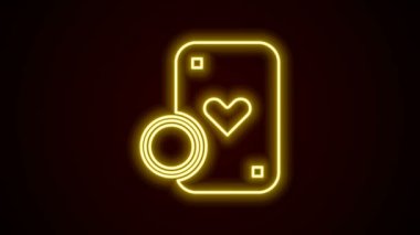 Parlayan neon hattı kumarhane çipi ve siyah arka planda izole edilmiş iskambil simgesi. Kumarhane pokeri. 4K Video hareketli grafik canlandırması