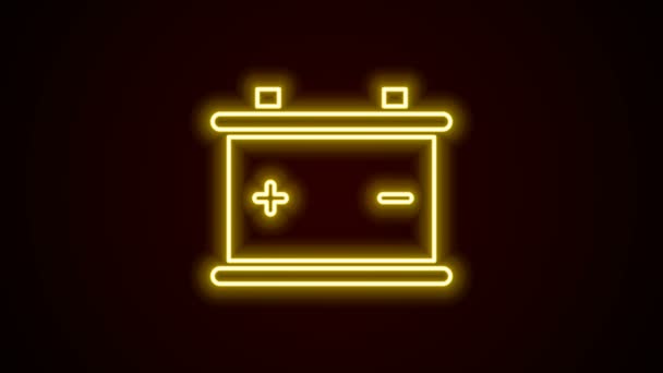 Glowing neon line Ikon baterai mobil terisolasi pada latar belakang hitam. Tenaga baterai akulator dan baterai akumulator listrik. Animasi grafis gerak Video 4K — Stok Video