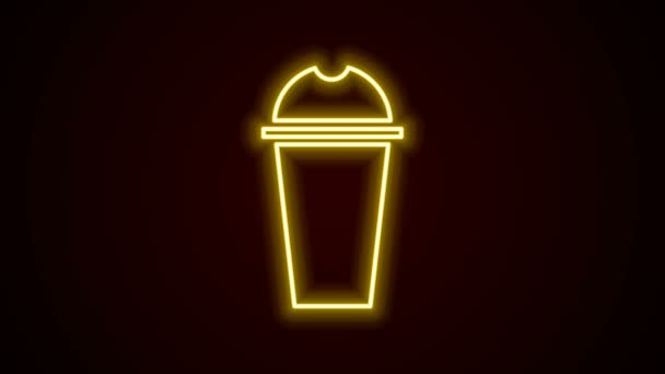 Icono brillante de la línea de neón Milkshake aislado sobre fondo negro. Taza de plástico con tapa y paja. Animación gráfica de vídeo 4K — Vídeo de stock