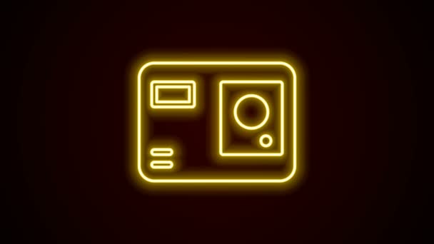 Izzó neon vonal Action extreme camera icon isolated on black background. Videokamera berendezések extrém sportok forgatásához. 4K Videó mozgás grafikus animáció — Stock videók