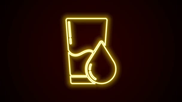 Glödande neon line Glas med vatten ikon isolerad på svart bakgrund. Läskglas. 4K Video motion grafisk animation — Stockvideo