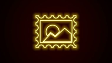 Parlayan neon hattı posta pulu simgesi siyah arkaplanda izole edildi. 4K Video hareketli grafik canlandırması