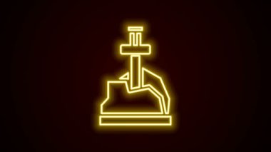 Siyah arkaplanda izole edilmiş taş ikonunda parlayan neon çizgisi kılıcı. Taştaki kılıç Excalibur, Arthur efsanelerinden. 4K Video hareketli grafik canlandırması