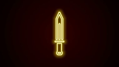 Parlayan neon hattı Ortaçağ kılıç ikonu siyah arka planda izole edildi. Ortaçağ silahı. 4K Video hareketli grafik canlandırması