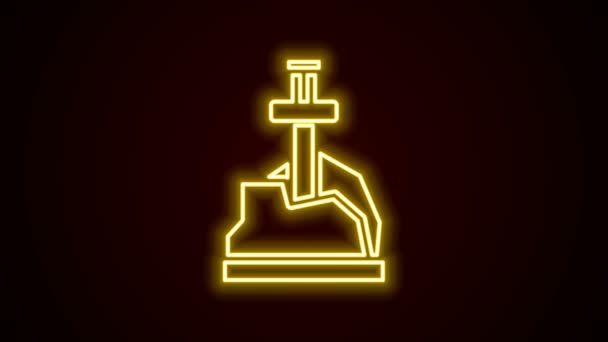 Zářící neonová linie Meč v kamenné ikoně izolované na černém pozadí. Excalibur meč v kameni z artušských legend. Grafická animace pohybu videa 4K — Stock video