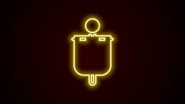 Parlayan neon hattı Ortaçağ bayrağı simgesi siyah arkaplanda izole edildi. Bir kral ya da kraliçe tarafından yönetilen ülke, devlet ya da bölge. 4K Video hareketli grafik canlandırması