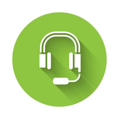 Uzun gölgeli, mikrofon ikonlu beyaz kulaklıklar. Yeşil daire düğmesi. Vektör.