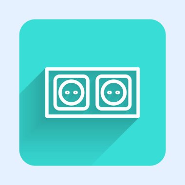 Beyaz çizgi elektrik çıkış simgesi uzun gölgeli izole edilmiş. Elektrik prizi. Rosette sembolü. Yeşil kare düğmesi. Vektör.