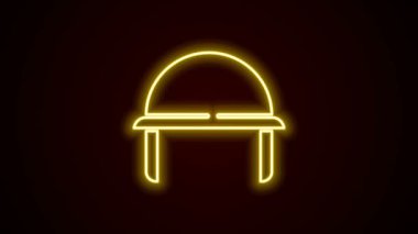 Parlayan neon hattı askeri miğfer simgesi siyah arka planda izole edildi. Ordu şapkasının savunma ve koruma sembolü. Koruyucu şapka. 4K Video hareketli grafik canlandırması