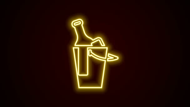 Glödande neon line Flaska vin i en ishink ikon isolerad på svart bakgrund. 4K Video motion grafisk animation — Stockvideo