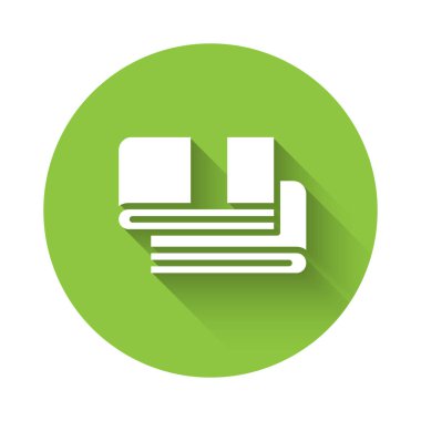 Beyaz Havlu yığın simgesi uzun gölgeli izole edilmiş. Yeşil daire düğmesi. Vektör.