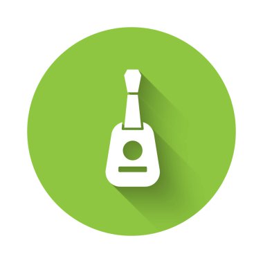 Beyaz Gitar ikonu uzun gölgeli izole edilmiş. Akustik gitar. Telli müzik aleti. Yeşil daire düğmesi. Vektör.