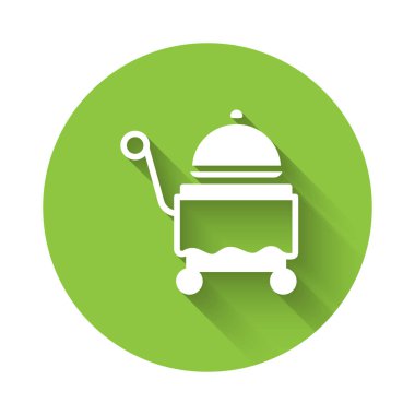 Uzun gölgeli bir tepsi yemek ikonu ile kaplanmış. Tepsi ve kapak işareti. Kapaklı bir restoran saati. Yeşil daire düğmesi. Vektör.