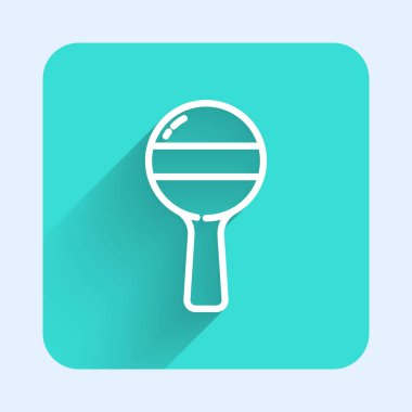 Beyaz çizgi Çıngıraklı Bebek oyuncağı ikonu uzun gölgeli izole edilmiş. Fasulye torbası işareti. Yeşil kare düğmesi. Vektör.