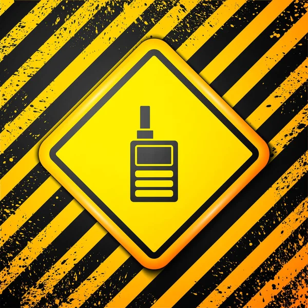 ブラックベビーモニター黄色の背景に隔離されたウォーキートーキーアイコン 警告サインだ ベクトル — ストックベクタ