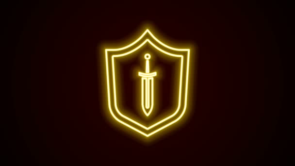 Brillante escudo medieval de línea de neón con icono de espada aislado sobre fondo negro. Animación gráfica de vídeo 4K — Vídeos de Stock