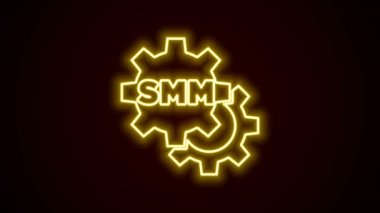Parlayan neon hattı SMM simgesi siyah arkaplanda izole edildi. Sosyal medya pazarlama, analiz, reklam stratejisi geliştirme. 4K Video hareketli grafik canlandırması