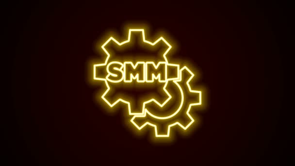 Parlayan neon hattı SMM simgesi siyah arkaplanda izole edildi. Sosyal medya pazarlama, analiz, reklam stratejisi geliştirme. 4K Video hareketli grafik canlandırması — Stok video
