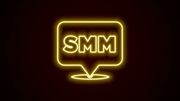 Icono SMM de línea de neón brillante aislado sobre fondo negro. Marketing en redes sociales, análisis, desarrollo de estrategias publicitarias. Animación gráfica de vídeo 4K — Vídeo de stock
