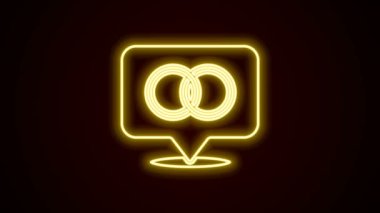 Parlayan neon çizgisi alyans simgesi siyah arkaplanda izole edildi. Gelin ve damat mücevher tabelası. Evlilik sembolü. Elmas yüzük. 4K Video hareketli grafik canlandırması