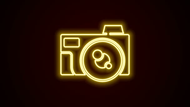 Icono de la cámara fotográfica en línea de neón brillante aislado sobre fondo negro. Icono de cámara fotográfica. Animación gráfica de vídeo 4K — Vídeo de stock