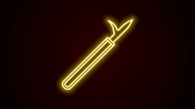 Siyah arkaplanda izole edilmiş ahşap saplı parlak neon hattı metal mızrak direği. Mızrak, kazma, kanca elle söndürme aleti ve itfaiyeci için alet. 4K Video hareketli grafik canlandırması