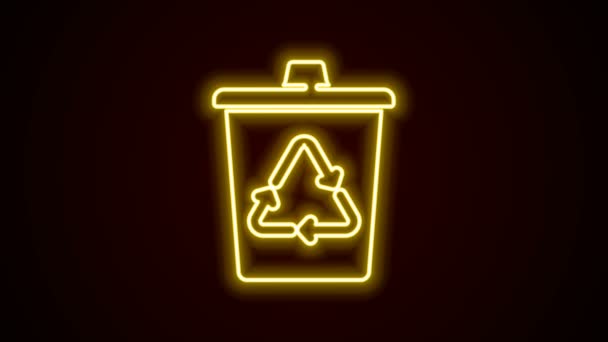 Gloeiende neon lijn Prullenbak met recycle symbool pictogram geïsoleerd op zwarte achtergrond. Prullenbak icoon. Vuilnisbak bord. Prullenbak bord. 4K Video motion grafische animatie — Stockvideo