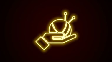 Siyah zemin üzerinde örgü iğneleri ikonu olan parlak neon çizgili iplik topu. El yapımı, örgü ya da terzi için etiket. 4K Video hareketli grafik canlandırması