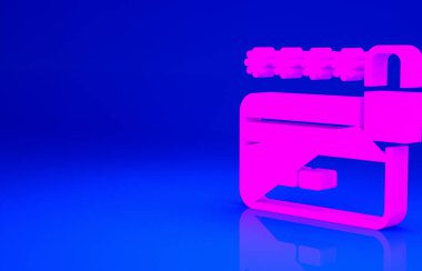 Mavi arka planda kilit simgesi olan pembe kredi kartı. Kilitli banka kartı. Güvenlik, güvenlik, koruma. Güvenli ödeme kavramı. Minimalizm kavramı. 3d illüstrasyon 3B canlandırma.