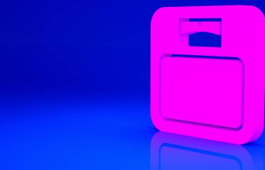 Pembe banyo ölçekli ikon mavi arka planda izole edilmiş. Ağırlık ölçme ekipmanı. Ağırlık ölçeği spor konsepti. Minimalizm kavramı. 3d illüstrasyon 3B canlandırma.