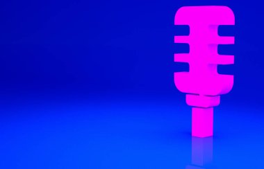 Mavi arkaplanda pembe mikrofon simgesi izole edildi. Radyodaki mikrofondan. Sözcü işareti. Minimalizm kavramı. 3d illüstrasyon 3B canlandırma.