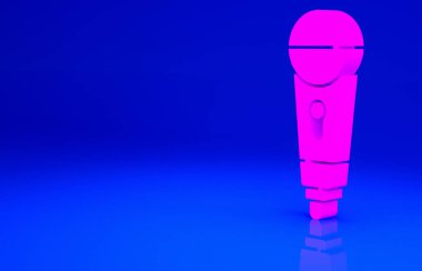 Mavi arkaplanda pembe mikrofon simgesi izole edildi. Radyodaki mikrofondan. Sözcü işareti. Minimalizm kavramı. 3d illüstrasyon 3B canlandırma.