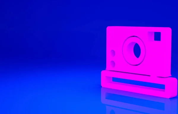 ピンクの写真カメラアイコンは青の背景に隔離されています カメラのアイコン 最小限の概念 3Dイラスト3Dレンダリング — ストック写真