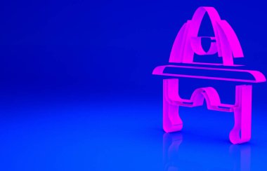 Pembe itfaiyeci kaskı ya da itfaiyeci şapkası ikonu mavi arka planda izole edilmiş. Minimalizm kavramı. 3d illüstrasyon 3B canlandırma.